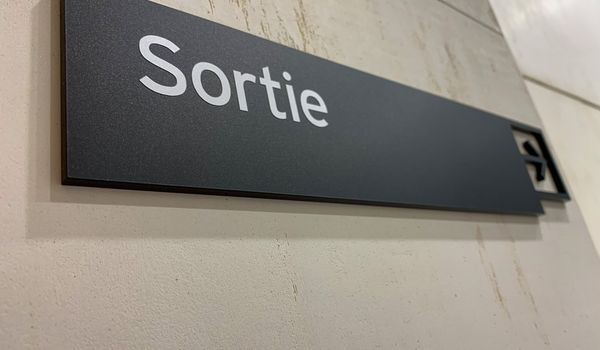 Signaletique bureaux decoupe laser acrylique 5mm avec adhesif